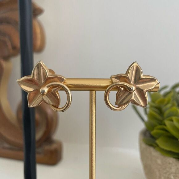 Vintage Alice Gold Tone Flower Screw Back Earrings - Picture 1 of 6